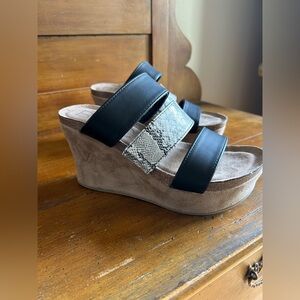 Beach by Matisse Stylish Black and Tan Wedge Sandals Size 7